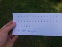 Seniorzy poznają alfabet Braille’a